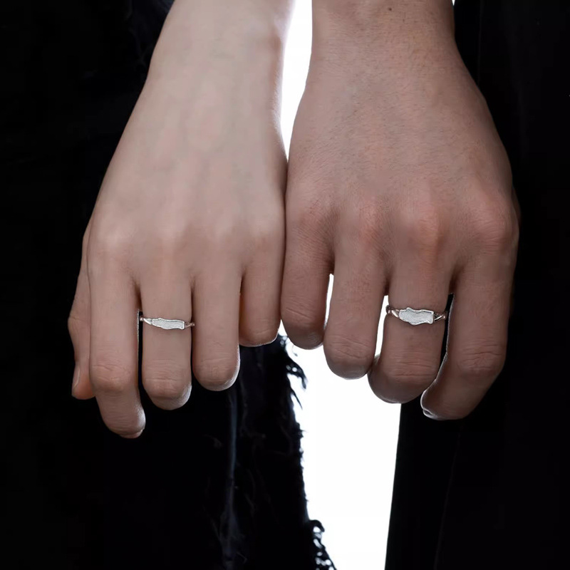 A niche design with a cold and elegant style, an open ring that exudes a sense of sophistication. It's a trendy, simple and individual fingerprint plain ring couple's food ring Application Scenario