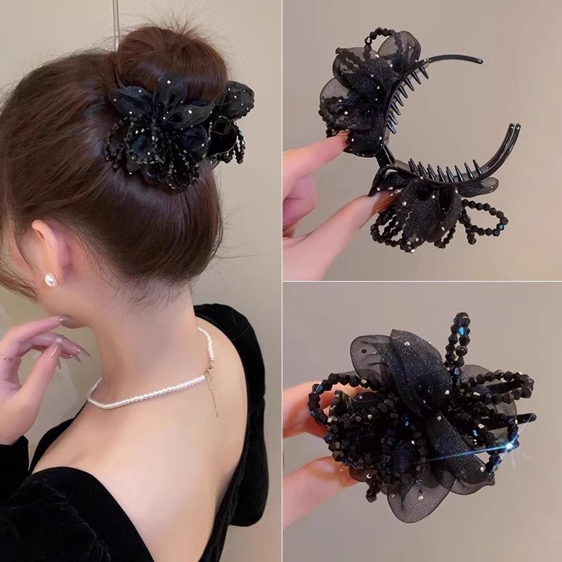 The new semi-tied bun headpiece at the back of the head features a simple and elegant style. The floral mesh grab clip is a fashionable and versatile hair accessory full figure