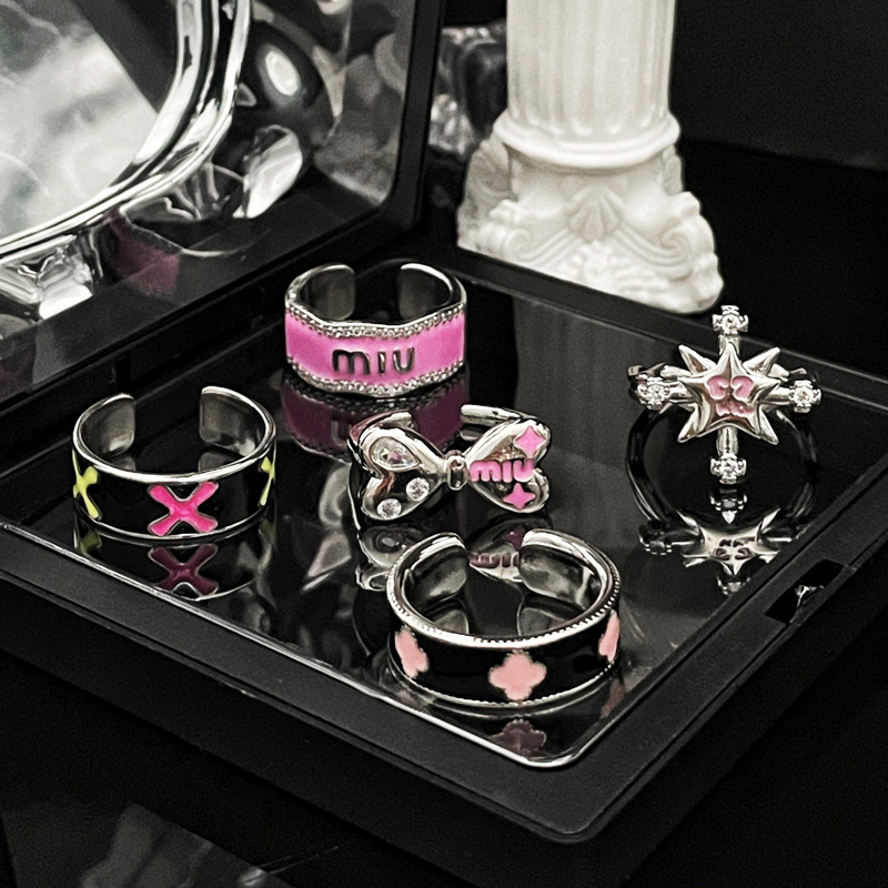 This is a fashionable heart-shaped cross open ring with a touch of glaze from Europe and America. It is a sweet and cool index finger ring for a girl with a cold style on Instagram details Picture