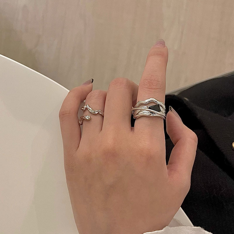 The irregular-texted black zircon ins pleated ring is a niche design with a simple and cold style that is trendy and cool full figure