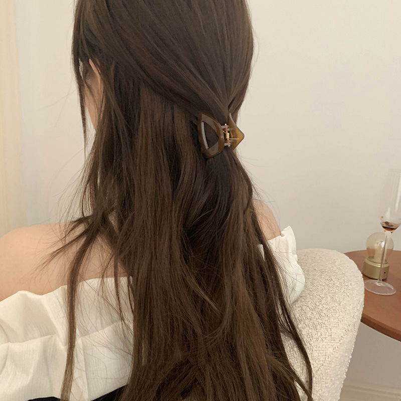The 2025 new triangular coffee-colored small hairpin is a must-have for fixing girls' ponytails, a hairpin at the back of the head, and a hair accessory details Picture