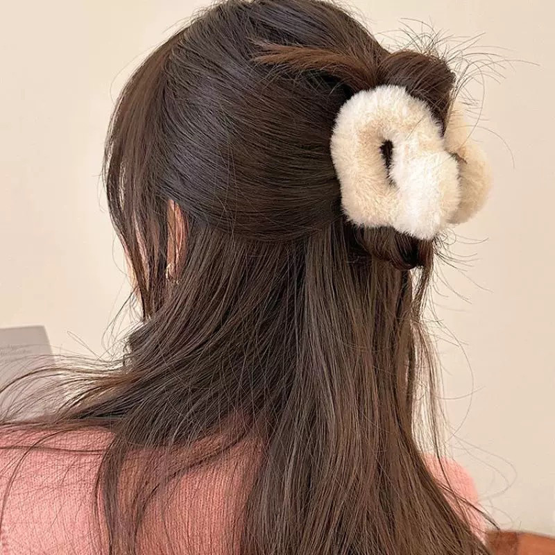 Autumn and winter love plush grab, half of the hair tied up at the back of the head, a one-yuan small commodity, hair accessories and headwear details Picture