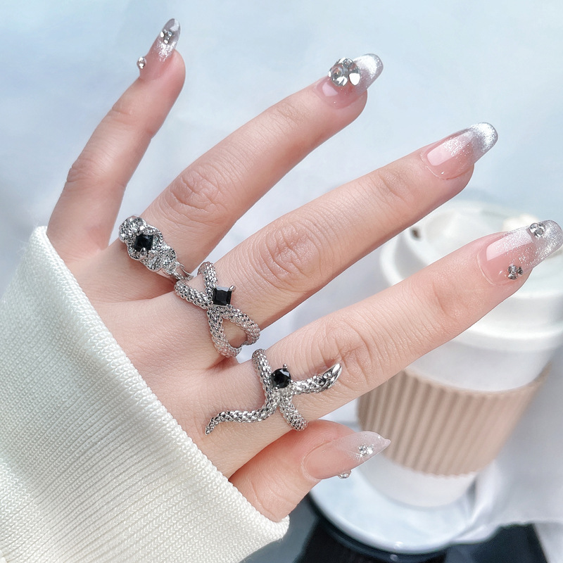European and American style snake-shaped black diamond open ring, women's irregular texture pleated index finger ring, cold and elegant quality ring Specification drawing