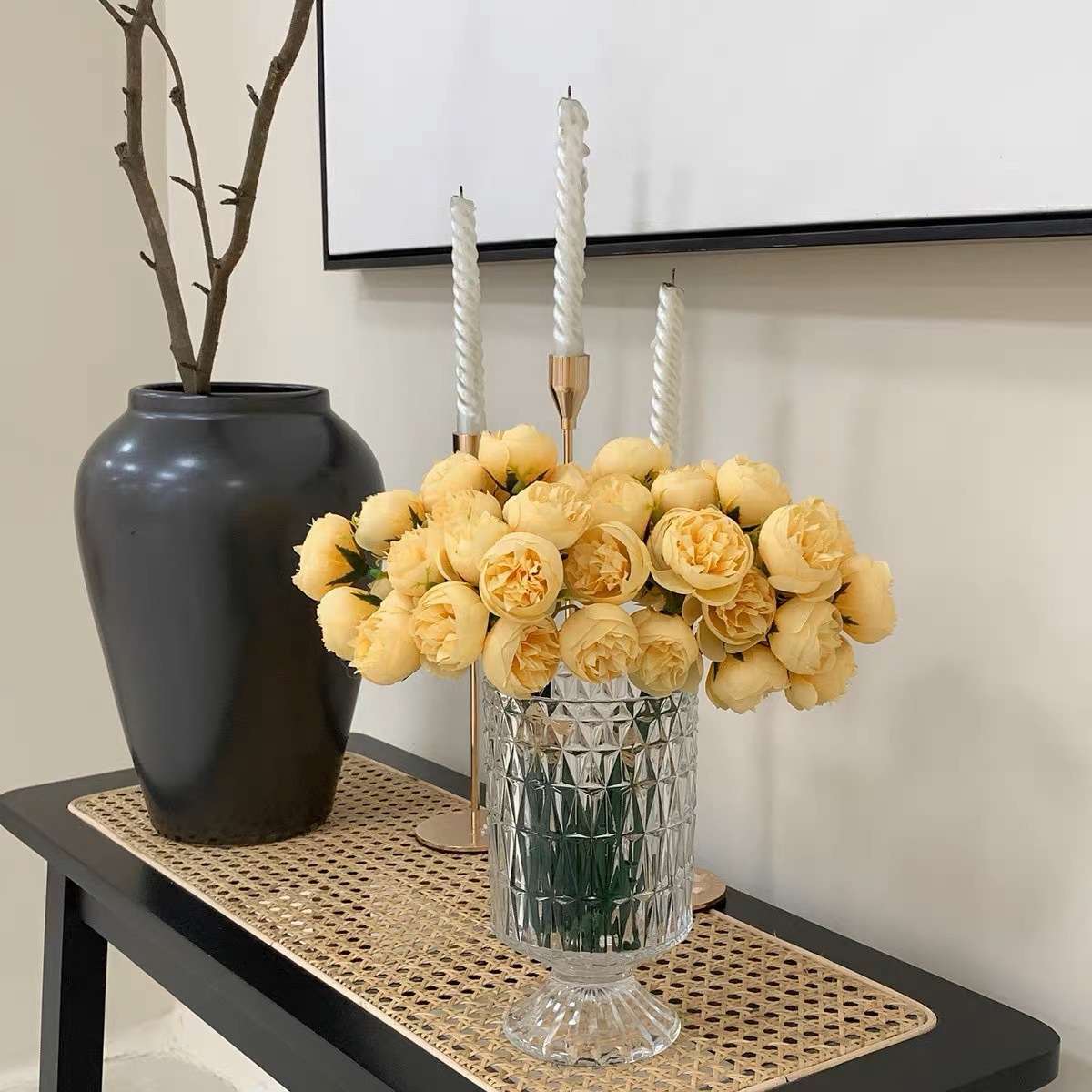 French retro embossed glass tall vase, living room dining table decoration, transparent flower arrangement, hydroponic small vase Application Scenario