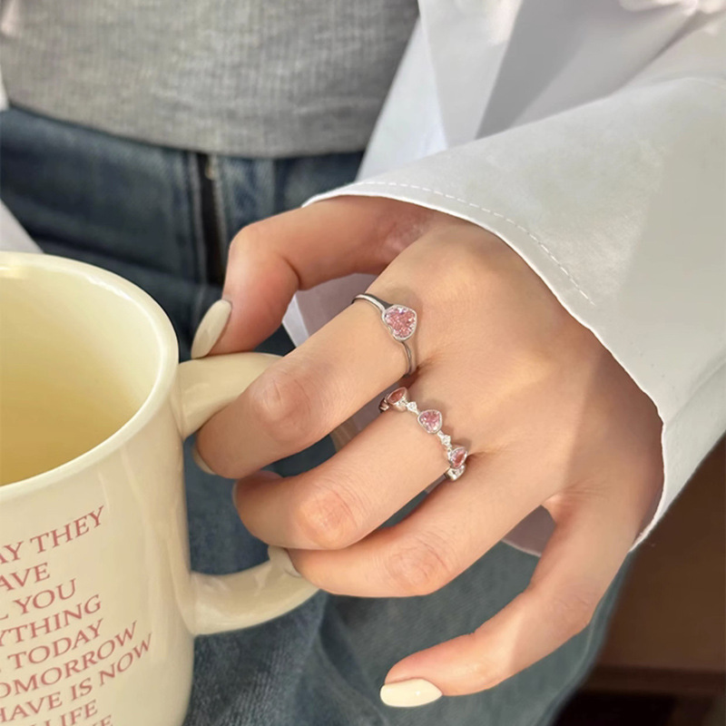 The ring is a niche design for women, with a sweet, cool and high-end feel. It is a heart-shaped zircon index finger ring, an ins light luxury and unique open-mouth eating ring details Picture