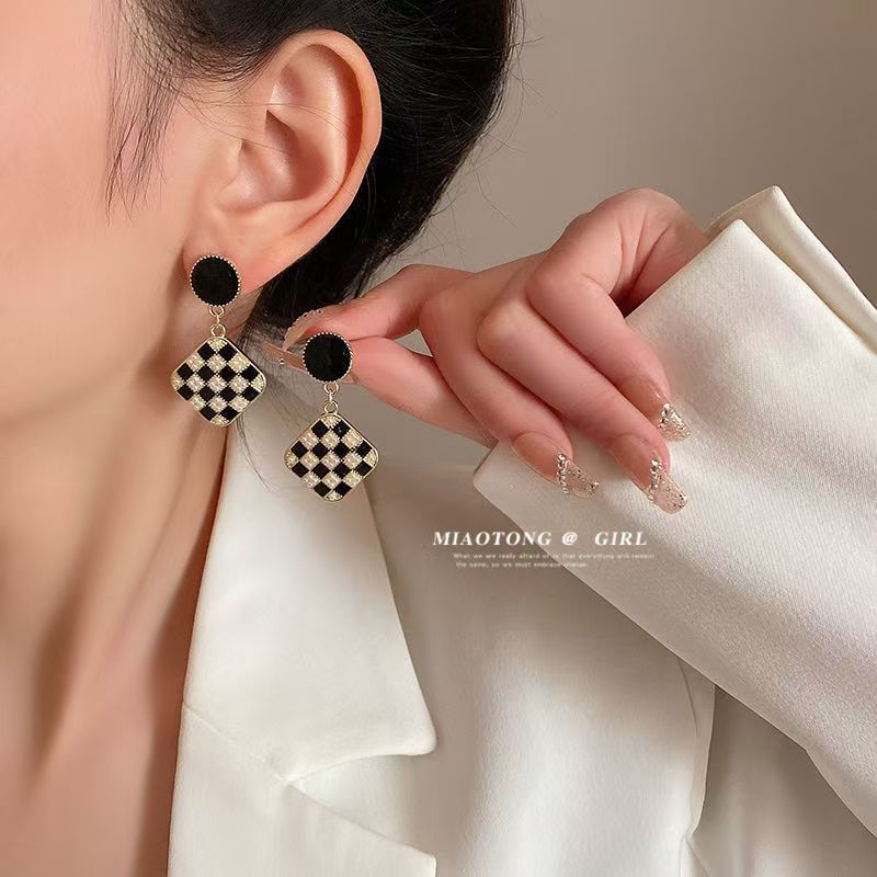 Black and white checkered earrings for women, Korean style geometric checkered retro square stud earrings, simple and versatile earrings full figure