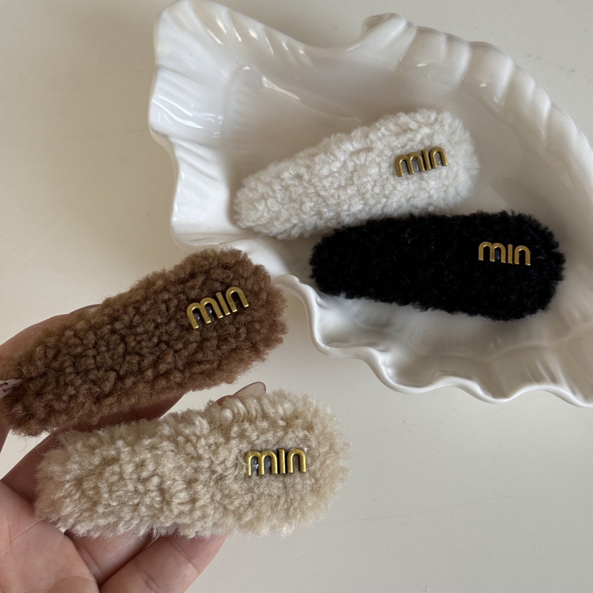 Lambskin min hair clips for spring and summer are versatile and elegant. Bangs clips, BB clips, soft and sweet, fringed clips, and broken hair clips Specification drawing
