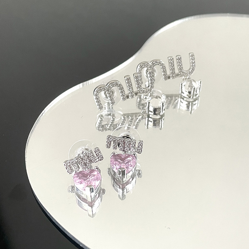 M-letter zircon stud earrings for women, French style, exquisite heart-shaped pink diamonds, high-end, light luxury and fashionable earrings and accessories, trendy full figure