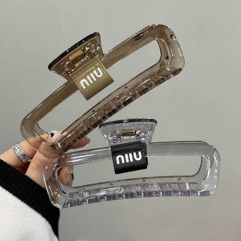 The new scratch-off large hairpin exudes a high-end and niche style. The shark clip at the back of the head is a light luxury clip for women in the summer of 2025 details Picture