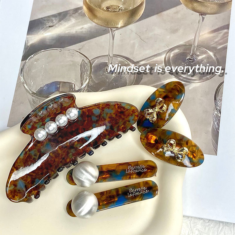 Korean gold label acetate clip women's summer large hairpin ins Korean style high-end semi-round acetate hairpin hair accessory Application Scenario