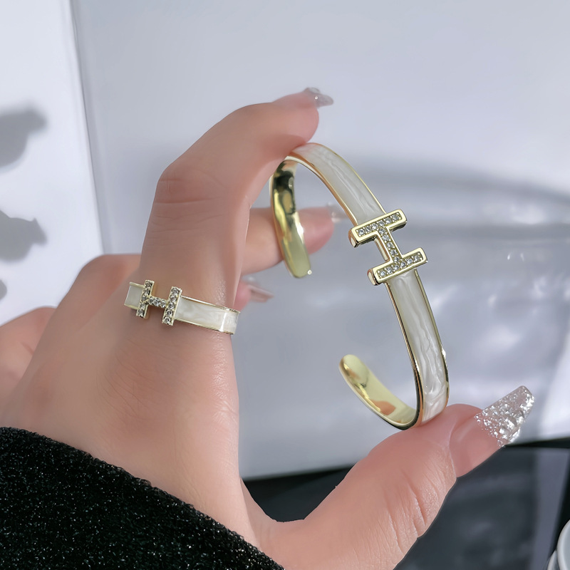 The elegant letter open bracelet is a light luxury, niche and exquisite bracelet, exuding a sense of sophistication for children. The new 2024 bracelet accessory is trendy and cool full figure
