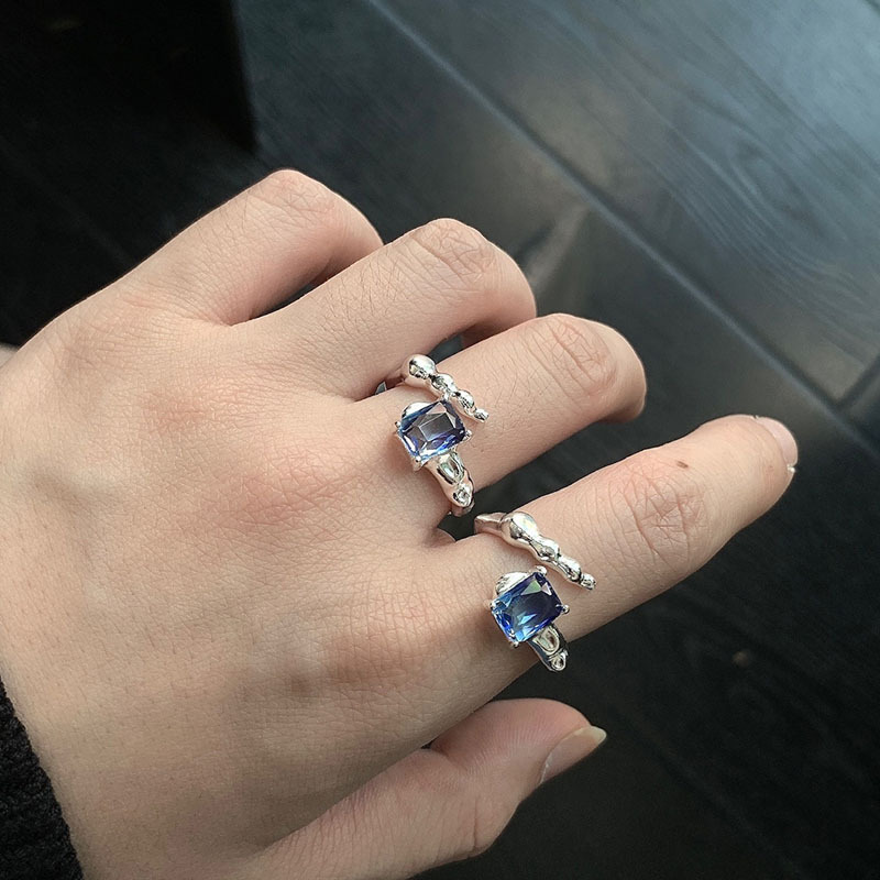 The gradient two-color zircon staggered opening ring exudes a sense of high-end women's style. It features an ins unique, fashionable, light luxury and niche design details Picture