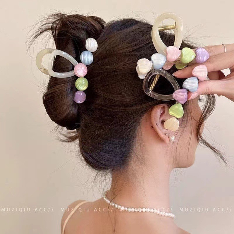 The new moonlight bead claw clip exudes a high-end and sweet charm. It features a half-tied hair clip at the back of the head and a high ponytail hair clip as a headpiece full figure