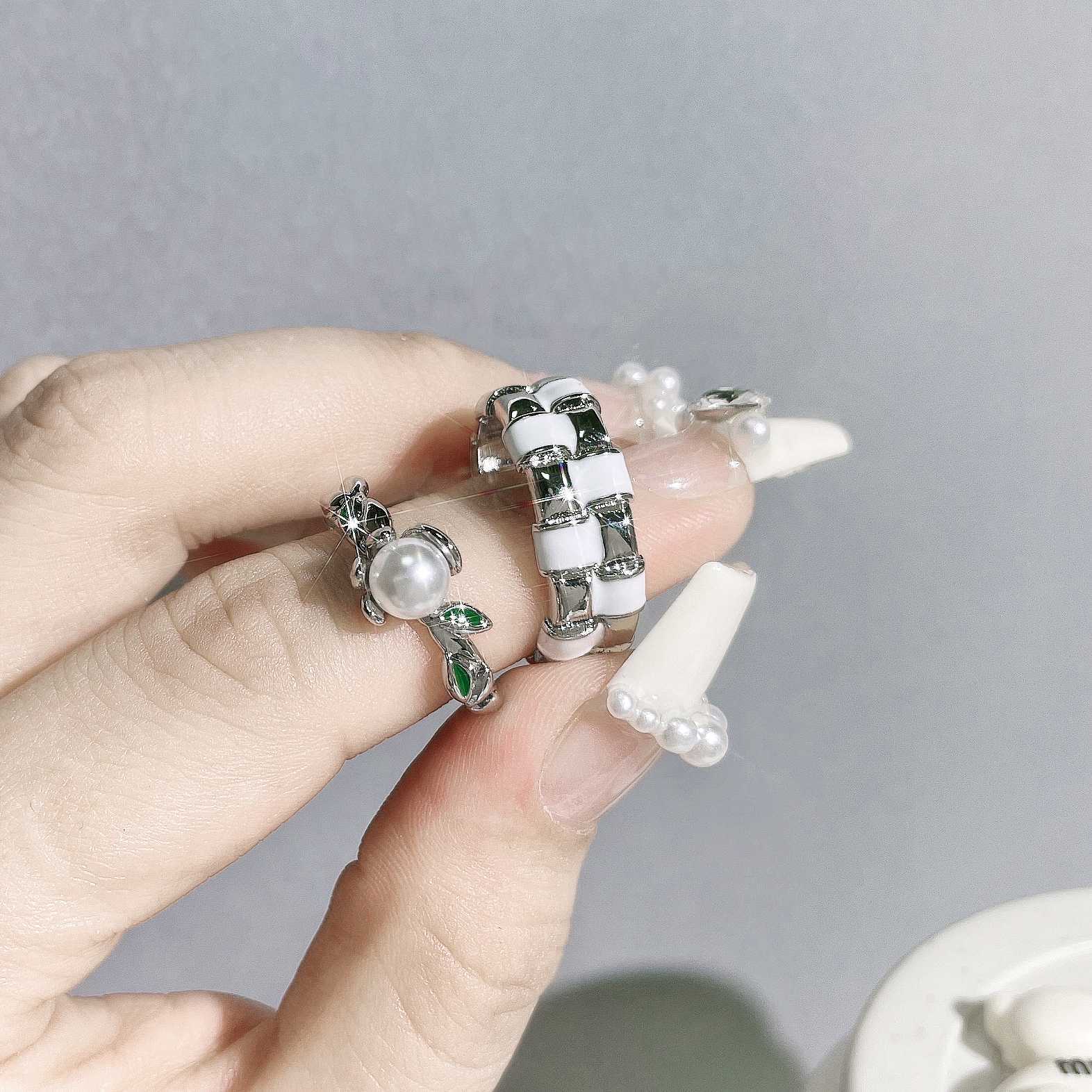 Personalized and fashionable drip glaze woven open ring for women, unique and elegant pearl leaf exquisite and simple style ring trend Specification drawing