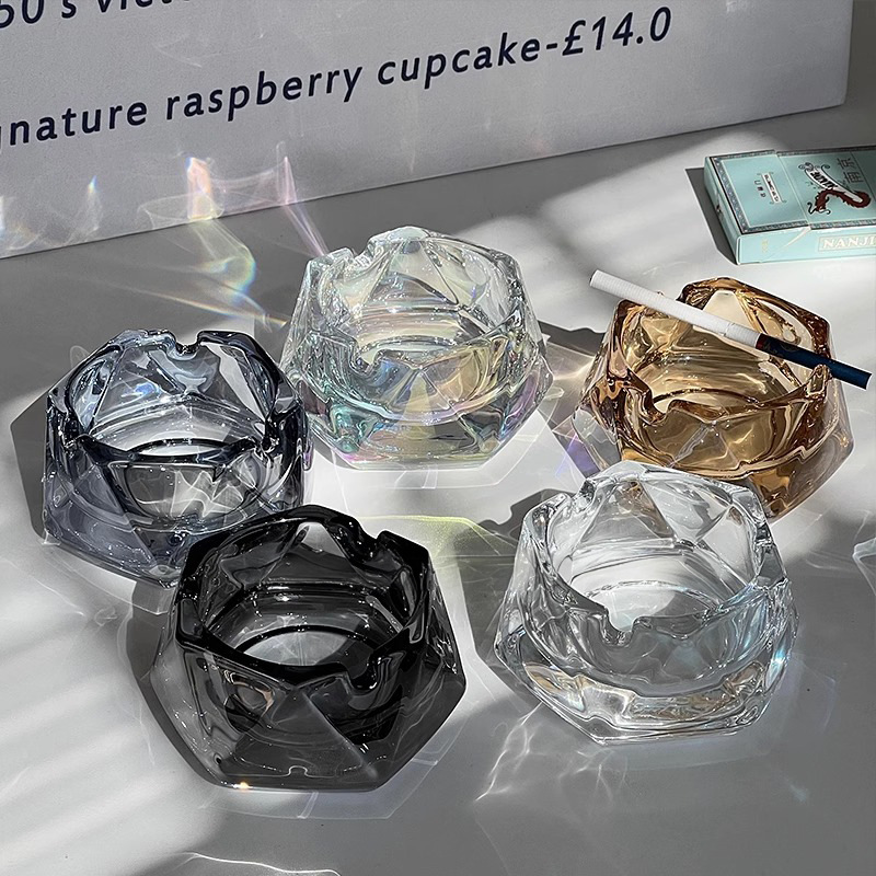 Ins-style simple and light luxury diamond-shaped glass ashtray, fashionable home and office high-end geometric hexagonal ashtray full figure