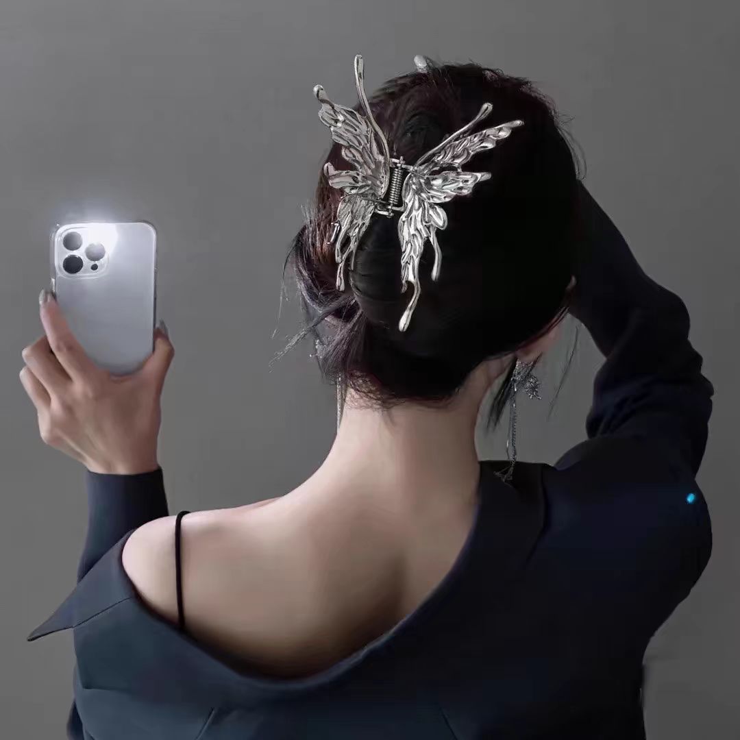 Liquid metal butterfly hairpin with a cold and cool design sense, a niche hairpin on the back of a woman's head, and a high-end shark hairpin headwear full figure