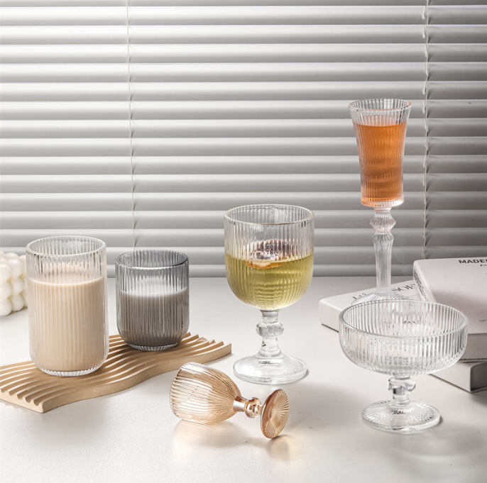 A complete set of European-style low-footed vertical striped red wine glasses, tall glasses, vertical striped glass wide-mouthed ice cream glasses and hotel wine sets full figure