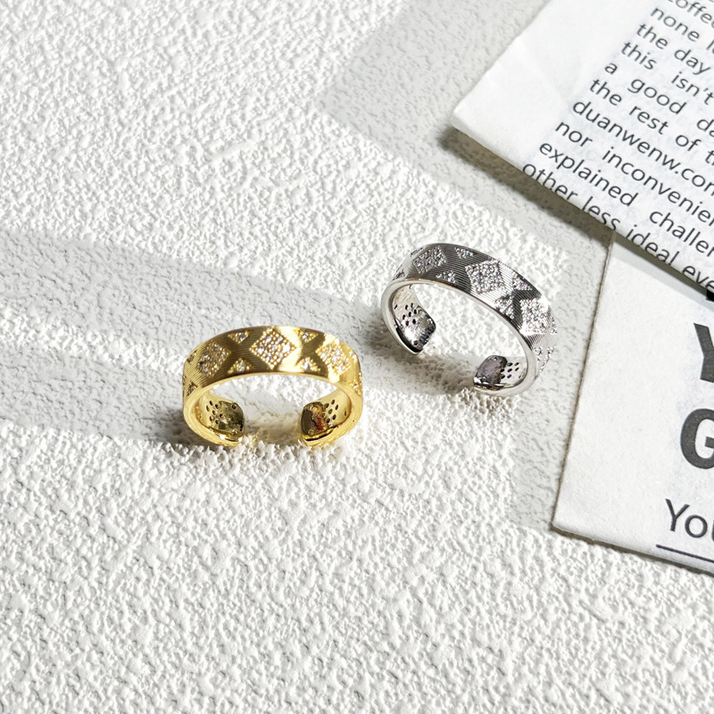 French light luxury old money style diamond-shaped rings for women, simple and niche design, retro brushed and diamond-encrusted couple rings trend full figure