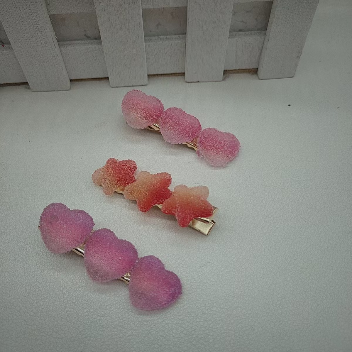 Gradient color gummy candy star hair clips, one-piece clips, internet-famous girl side clips, elegant forest-style hair clips, are sold at a stall Application Scenario