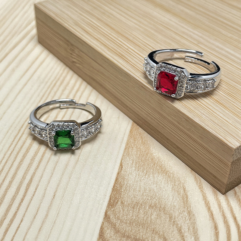 Xiaohongshu recommends a fashionable and versatile European and American cross-border ring that imitates emerald-inlaid open ring gemstones full figure