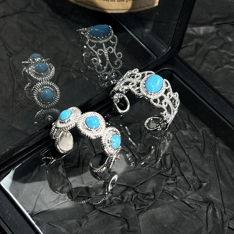 The Blue Pine trendy and elegant cross-border ring is a bestseller with a gender-neutral style. It features a fashionable ring with a hollowed-out pattern design full figure