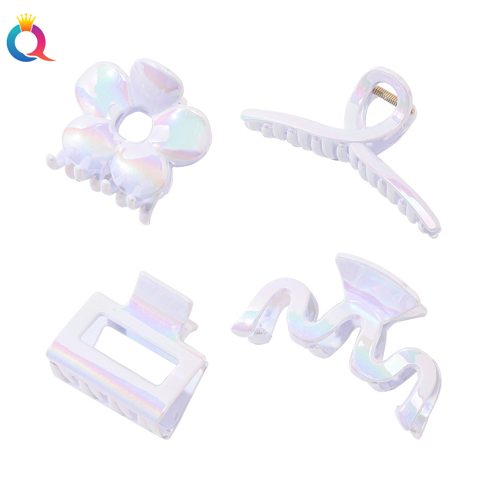 The Qiyue Korean electroplated gripper is simple and versatile. It features a white and colorful shark clip on the back of the head, which can be used for hair styling and washing the face full figure