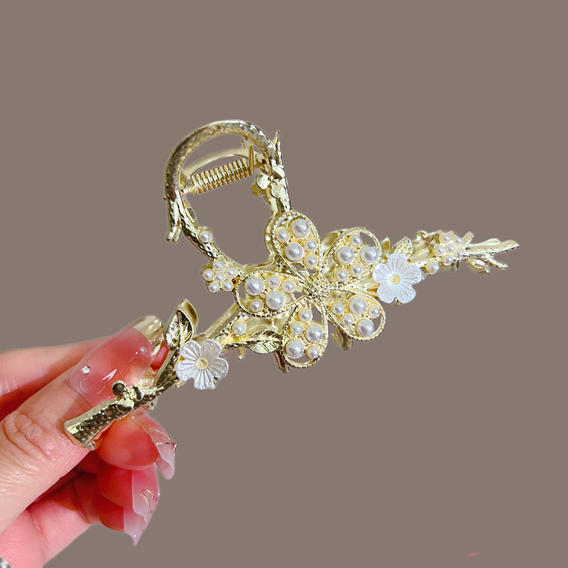 The high-end branch water diamond pearl plum blossom clip, sweet and elegant, the hairpin at the back of the head, gentle updo, shark clip Specification drawing