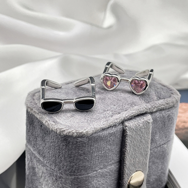 Retro sunglasses ring, sweet and cool pink diamond glasses, couple rings, unique personality, ins niche design sense accessories Application Scenario
