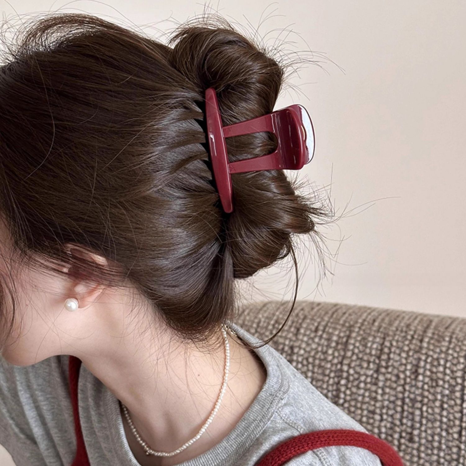 Ankela red retro medium-sized hairpin, a feminine hairpin at the back of the head, half-tied hair shark hairpin headpiece full figure