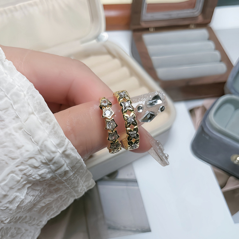 Cross-border best-selling ins light luxury star four-leaf clover two-color geometric ring, a high-end and elegant feminine ring with a cold style Application Scenario