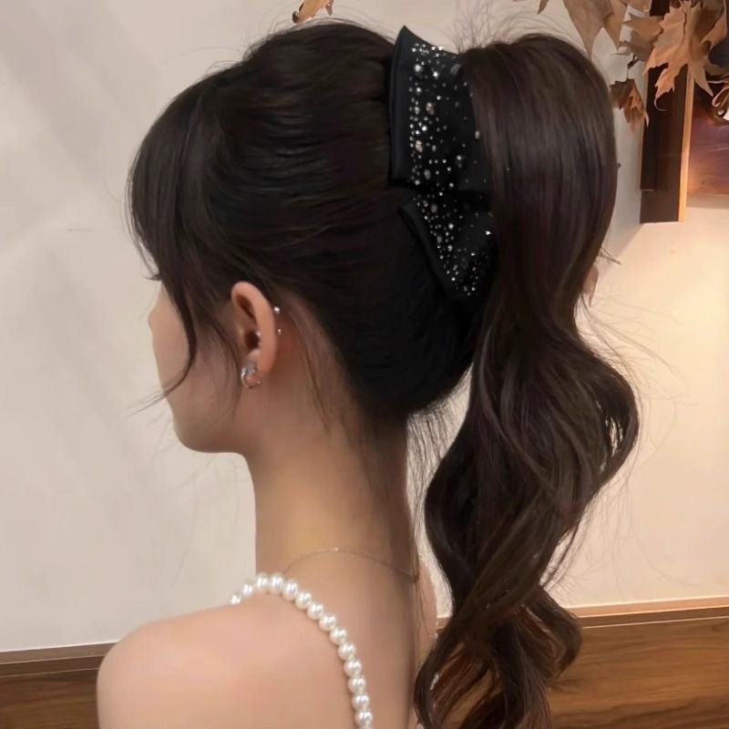 Hepburn-style hair clips for women exude a sense of sophistication and elegance. Shark clips for the back of the head, updo hair grabbers, and versatile ponytail clips as accessories details Picture