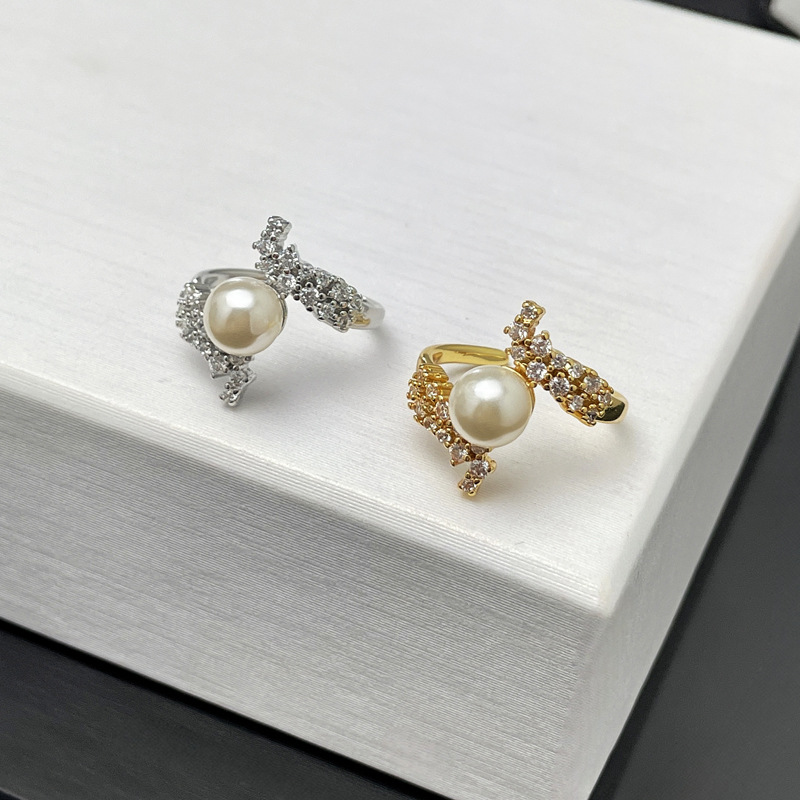 This is a unique and distinctive Hong Kong-style ring for women, featuring a fashionable and individual Japanese and Korean style. It is set with full diamonds and pearls, exquisitely adjustable Application Scenario