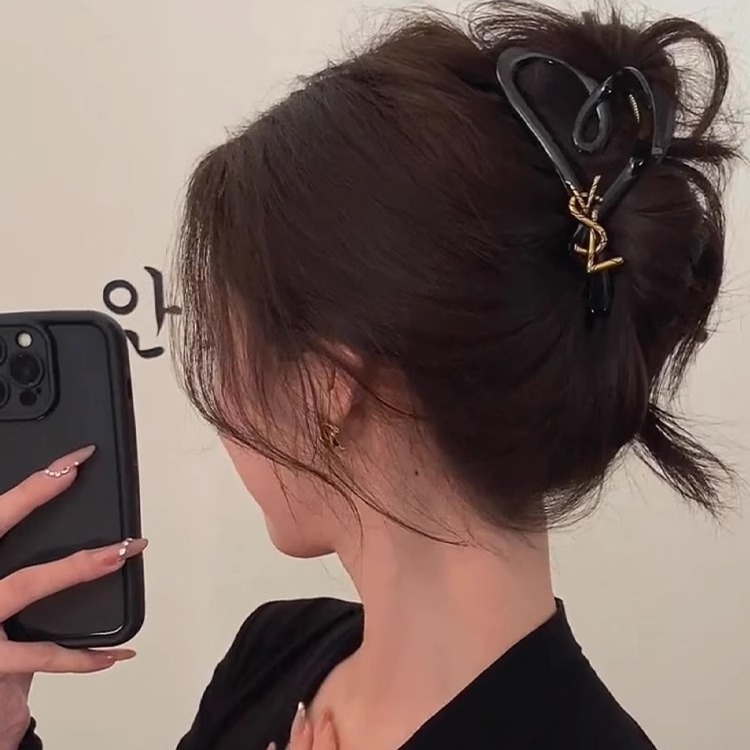 French heart-shaped ice-transparent VSL hair clip with a matte high-end feel, a new 2025 model for women, a stylish and versatile shark clip Application Scenario