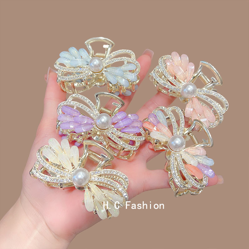 The high-end bow and glass clip is simple and versatile for women. It is a delicate shark clip accessory with a hairpin on the back of the head details Picture