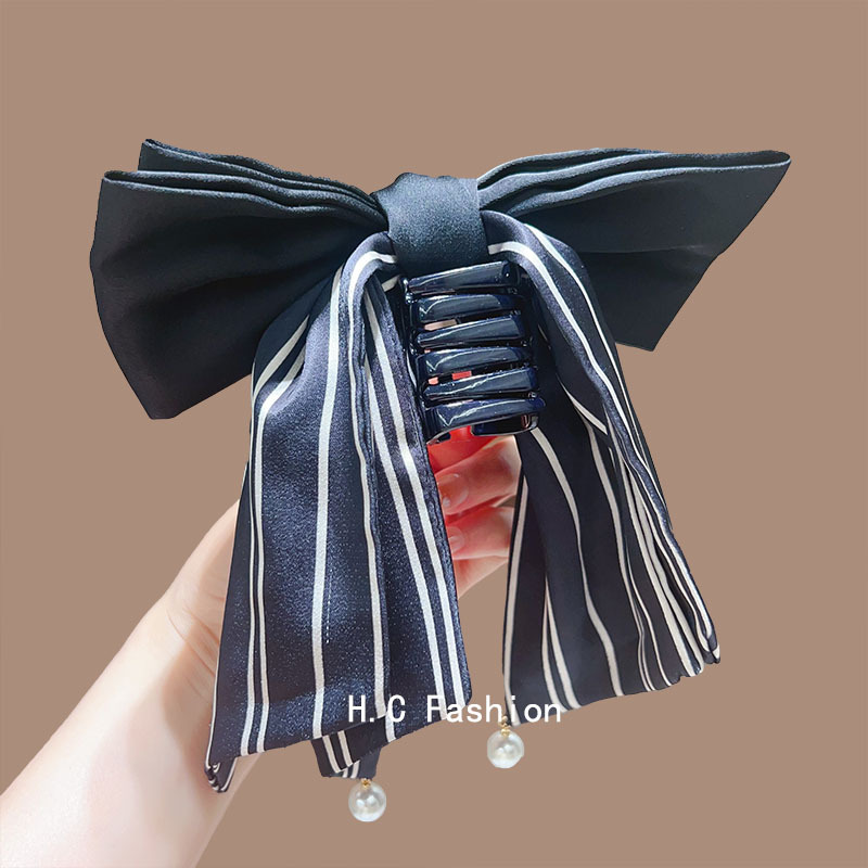 The new bow clip, with a high-end look at the back of the head and a stylish striped ponytail clip, is a versatile semi-tied hair accessory Application Scenario