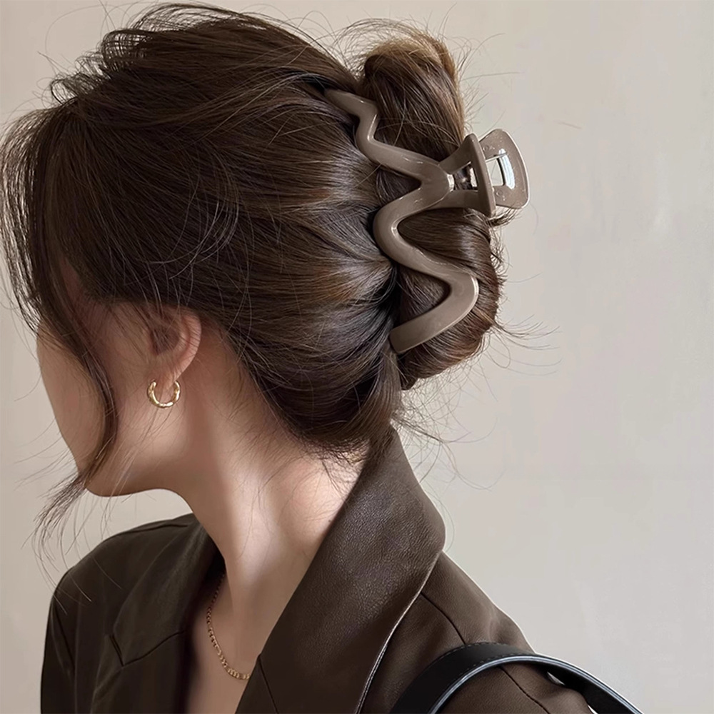Acrylic wave hair clip for women, 2025 new style, high-end feel, large hair volume, shark clip, back of the head clip full figure
