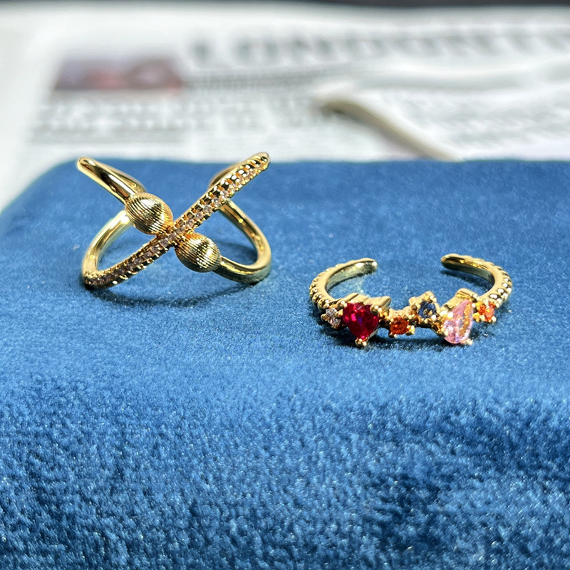 The golden circular line diamond planet brushed ring is a unique and creative design for women with colorful diamonds. It is a fashionable and personalized ring trend Specification drawing