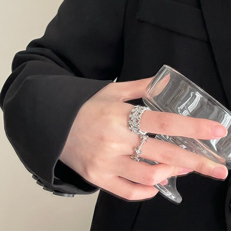 This is a stylish and light luxury cross-shaped ring with a versatile opening. It features a high-end, individualistic, cool and light luxury zircon ring Specification drawing