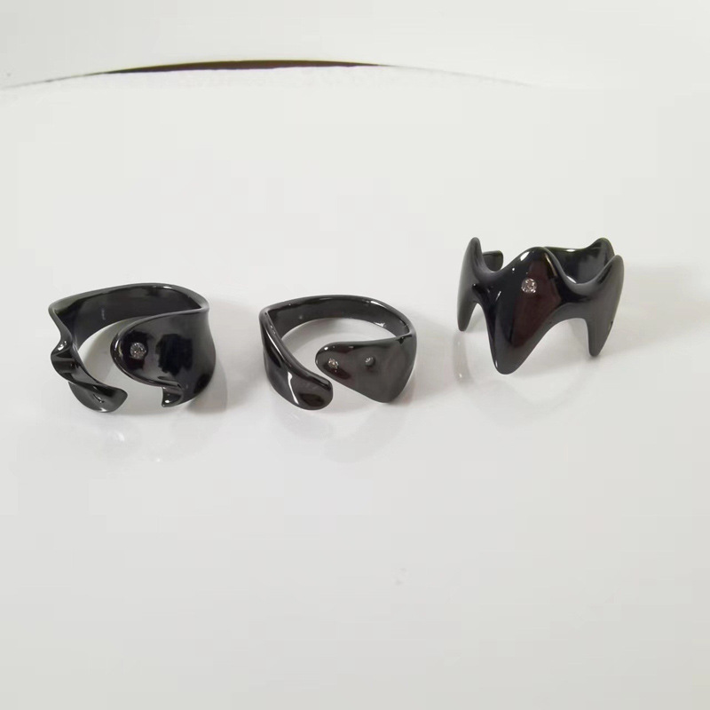 Dark-themed ring with a niche design sense, irregular, trendy and cool hip-hop style, black zircon opening, high-end look full figure