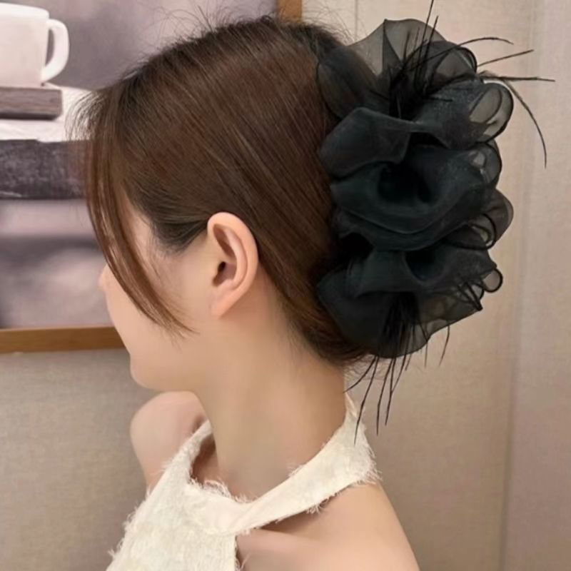 A new high-end and fashionable hair clip with feather mesh, bubble, fluffy cloud, and large handle. It is a hair clip for the back of the head and a hair accessory details Picture