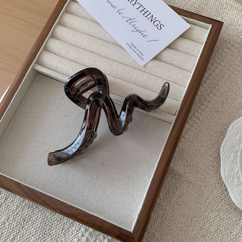 Simple wavy hair clip for women 2024 new high-end style, large hair volume, shark clip for the back of the head Specification drawing