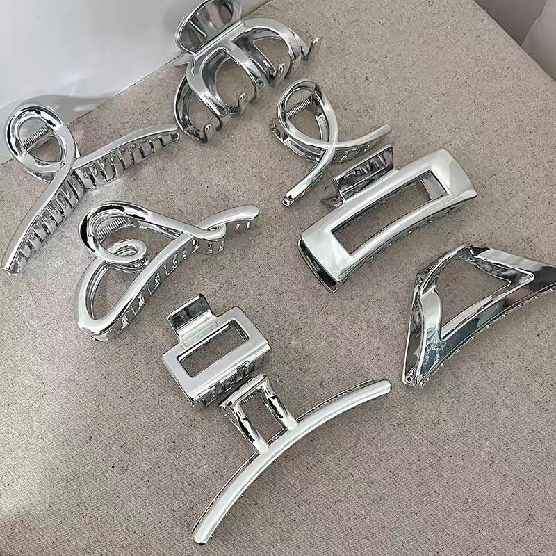Korean-style silver acrylic hair clip for the back of the head, a high-end and exquisite hair clip, a heart-shaped hair clip and a shark clip Specification drawing