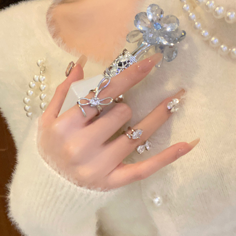 A niche design with a sweet and cool zigzag knot, an irregular zircon layered open ring, and a delicate, cold style ring for women on Instagram full figure