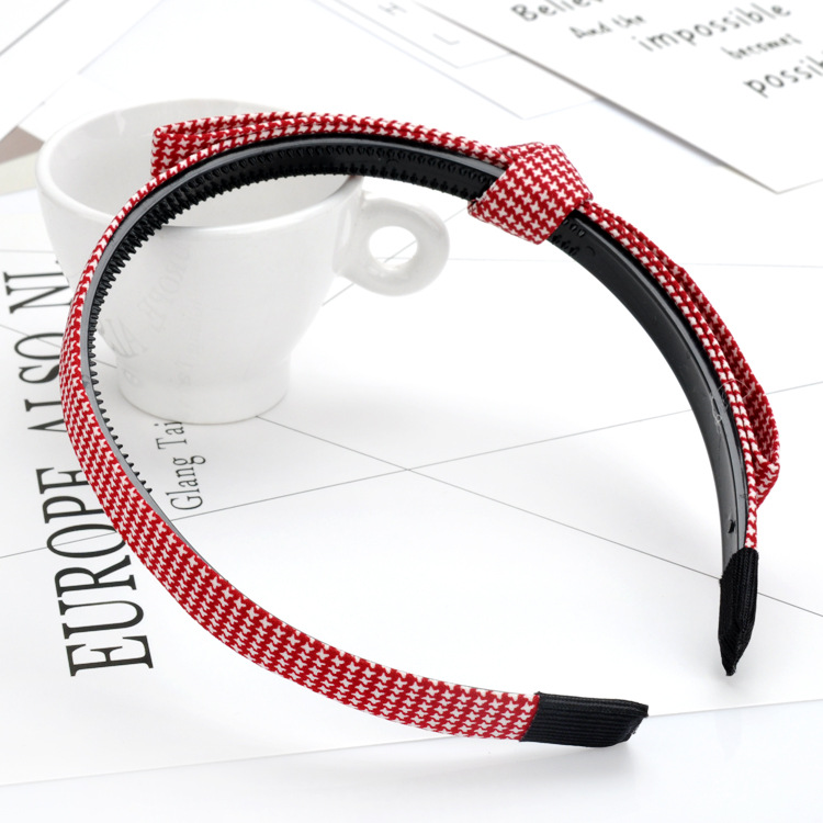 Qiyue 2-yuan Store wholesale Korean fabric knot fine hair bands, Korean version bow headbands, hair clips, hair accessories, A81 Application Scenario