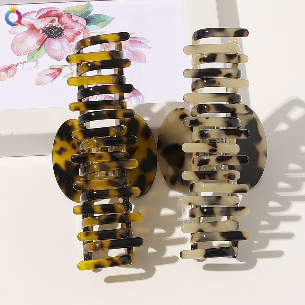 Qiyue's new Korean-style large acetate hair clip, hair accessory, bun, hair clamp, girl's hair clip, and elegant hollowed-out hair clamp Application Scenario