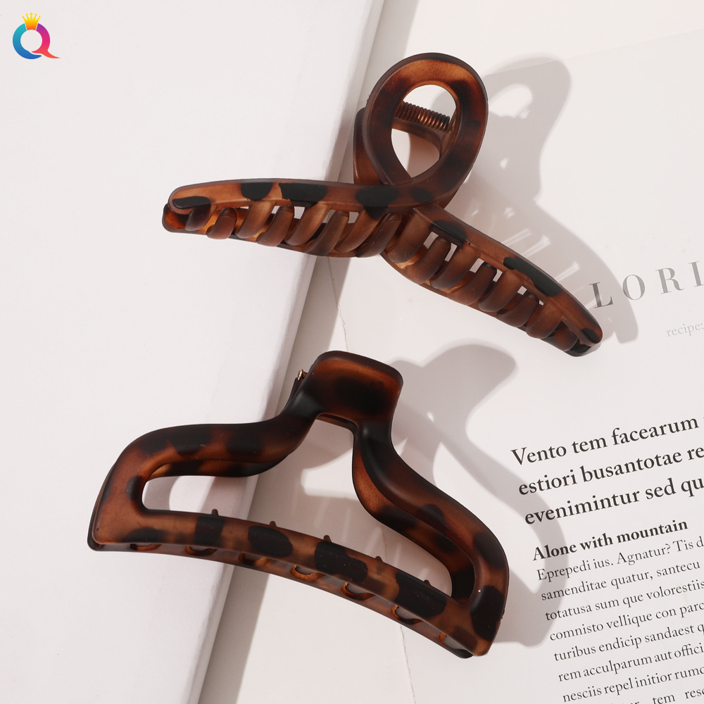 Qiyue French retro leopard print cross hair clip, a new elegant and stylish hairpin for women at the back of the head Application Scenario