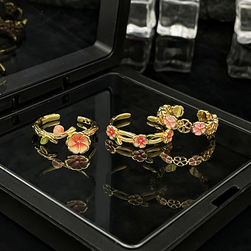 A new retro court-style gradient peach blossom opening ring for women, exuding a sense of light luxury and sophistication, with a unique and sweet floral design Application Scenario