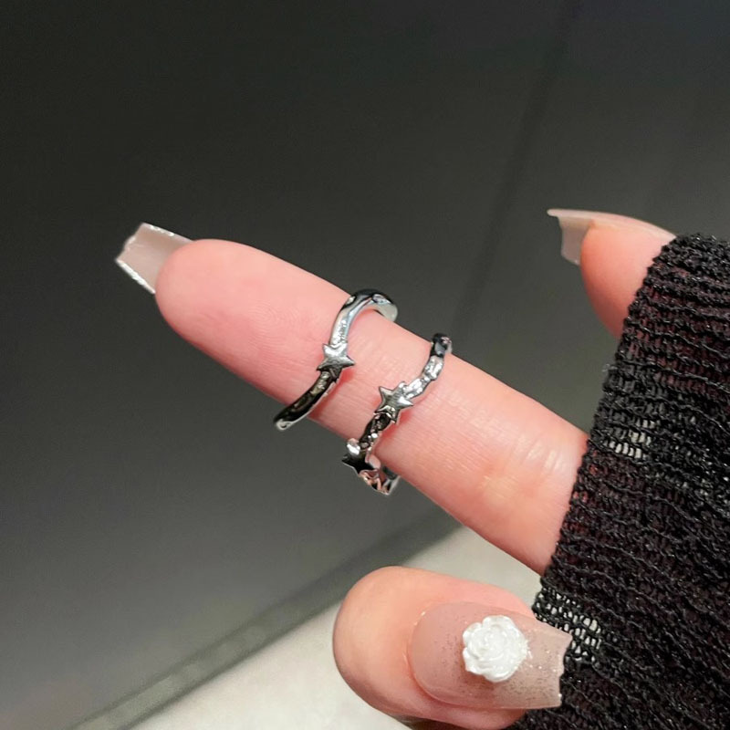 A light luxury snake-shaped ring with a niche design for women, exuding a sense of high-end fashion and individuality. A cold style three-piece set Application Scenario