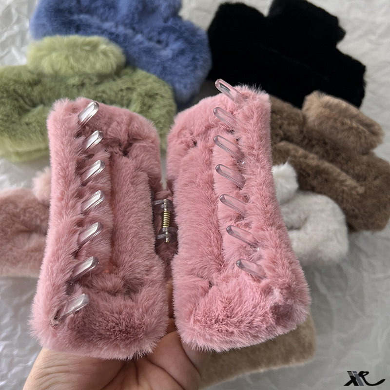 Simple and elegant! Square fur gripper! Dopamine hairpin, plush hair clip, shark clip, ins style hair accessory Application Scenario