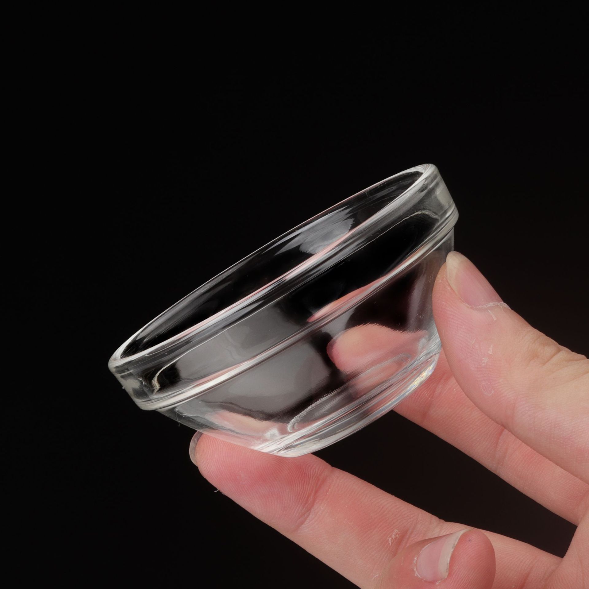 Wholesale of glass bowls and plates, transparent glass bozi cake bowls, commercial water chestnut cake baking molds, creative beauty essential oil bowls Application Scenario